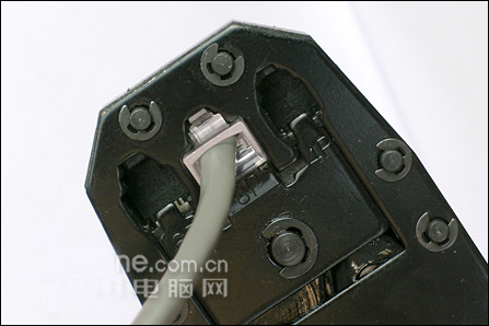 水晶頭插入8P的槽內